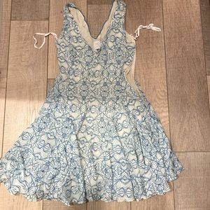 It’s a blue and white dress from HD and is size 00
